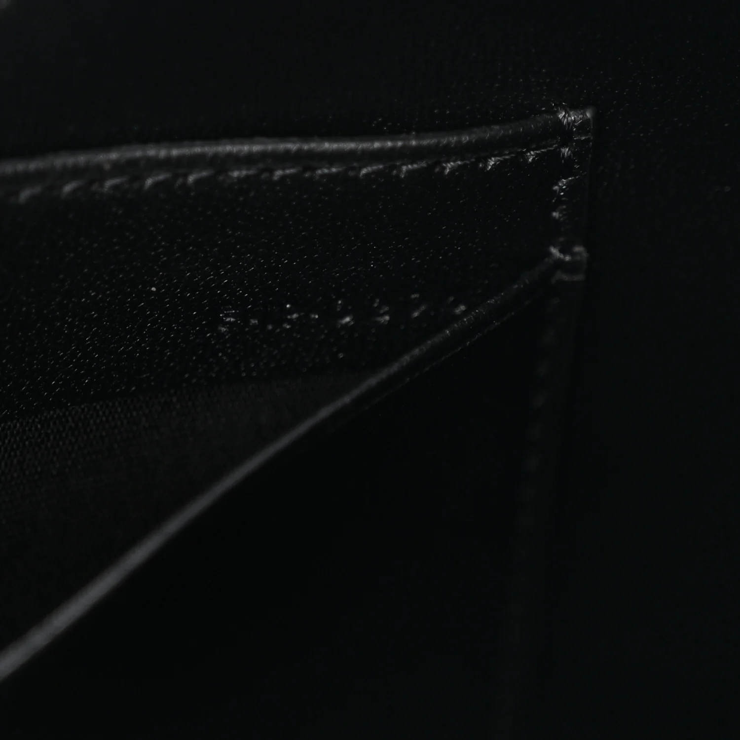 Grained Calfskin 16 Pochette Black
