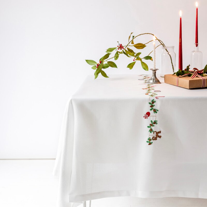 Juleduk med broderte motiver 340x140 cm