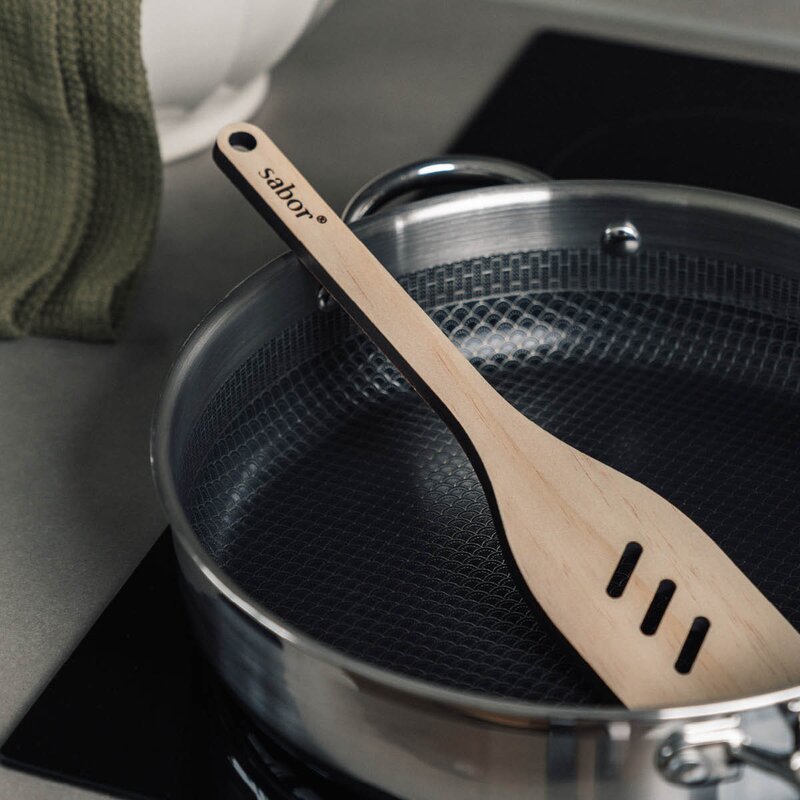 Trevig stekespade med hull 30 cm accoya