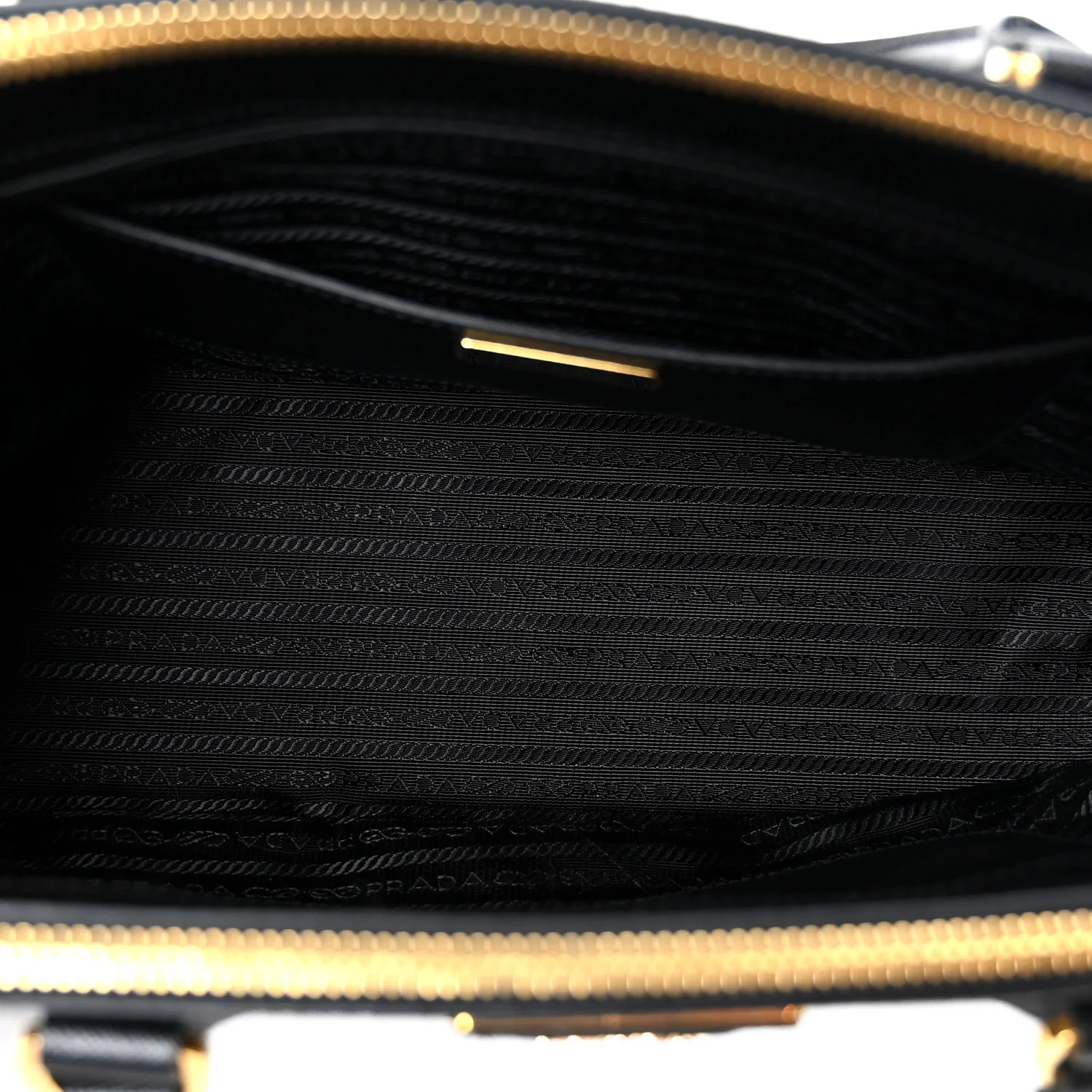 Saffiano Medium Galleria Double Zip Tote Black