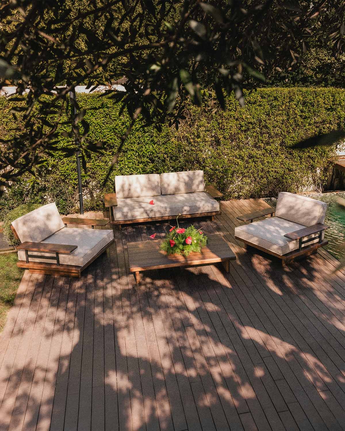 Ayanis - Set de Jardín con Sofá 2 Plazas, 2 Sillones y Mesa de Centro de Madera de Acacia y Metal Ayanis