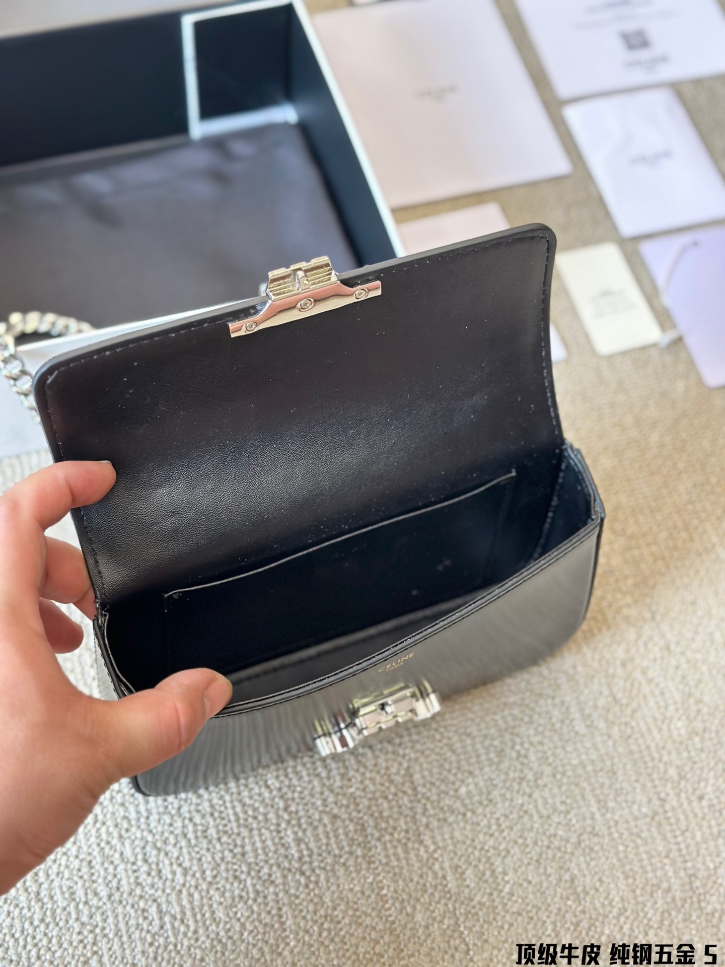 Ce TRIOMPHE bag size : 20.5× 10.5× 4 cm