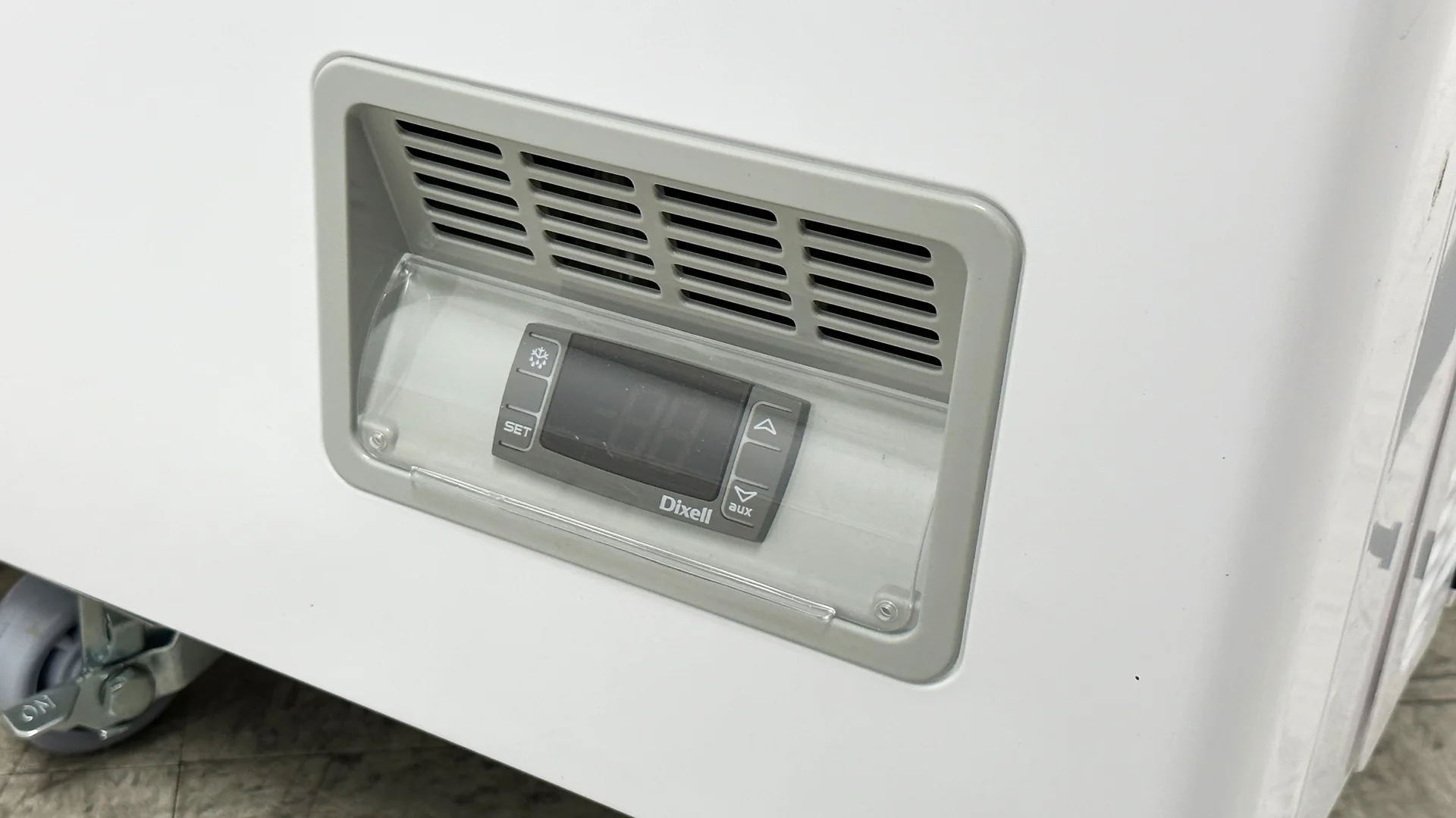 72 Commercial Chest Freezer - 620 L (18 Cu. Ft.) Capacity, Dual Hinged Lids, Digital Temperature Control