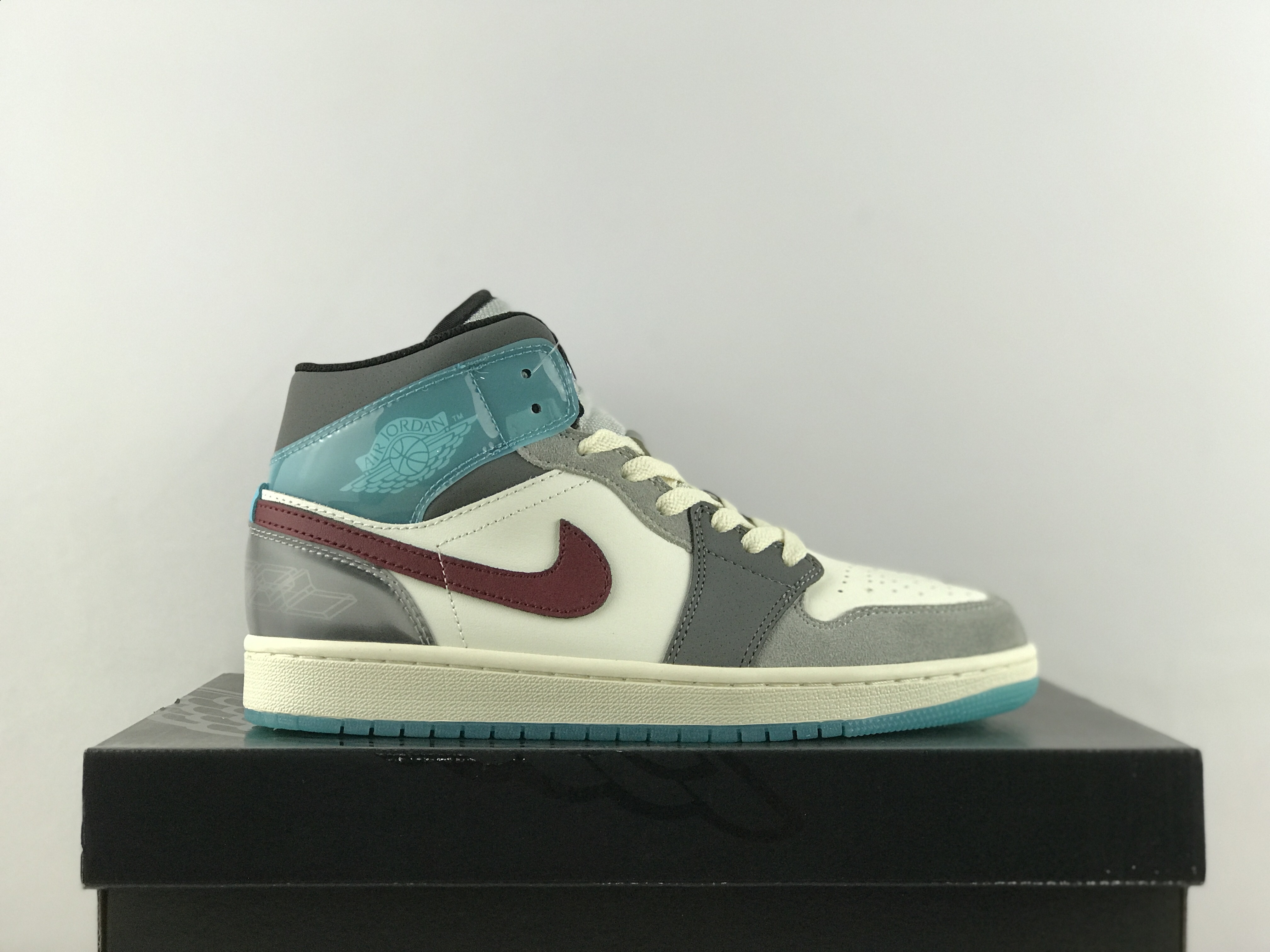 Air Jordan 1 Mid SE