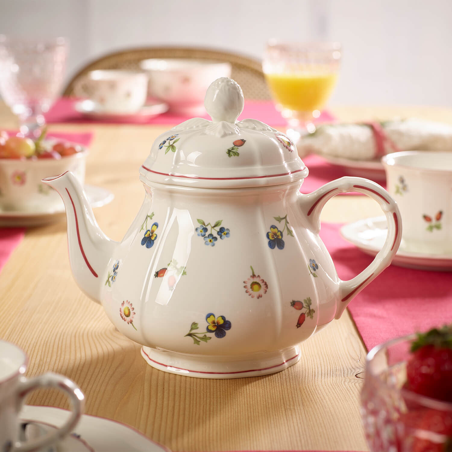 Petite Fleur Teapot - White, 30.5 oz, Premium Porcelain