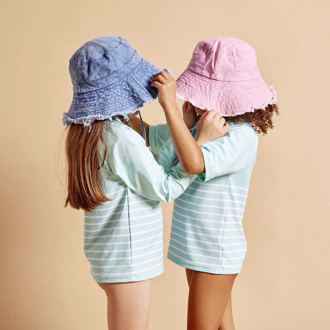 Bob unisexe en coton uni avec cordon ajustable T56/58cm (3 modèles)