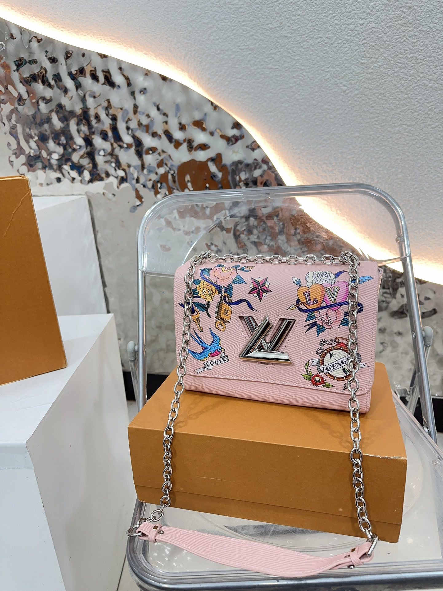 Louis new arrival TWIST bag size??23 * 16 cm