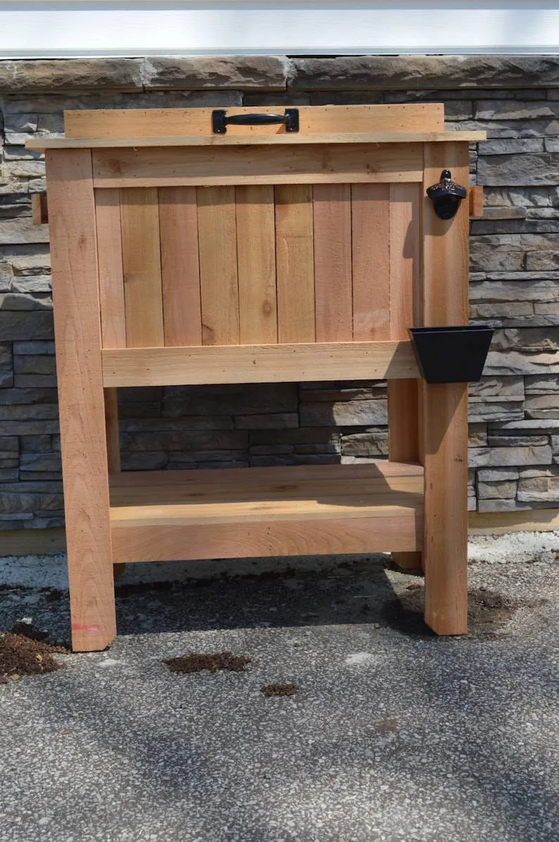 Support pour glacière en cèdre vieilli de 48 pintes (environ 45 litres) tout temps, avec drain en laiton, ouvre-bouteille et récupérateur de capsules, refroidisseur à bière.