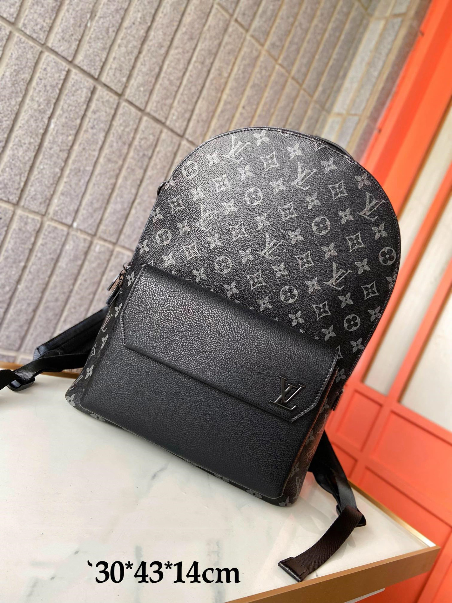 Louis new arrival ????Aerogram backpack bag size : 43 x 30 x 14 cm